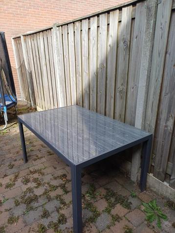 Tuintafel met glasplaat beschikbaar voor biedingen