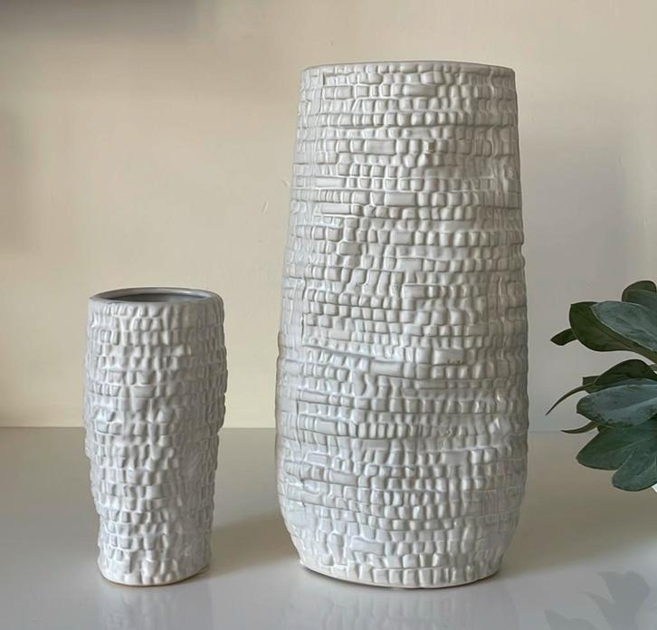 2 Des Pots vazen stenen reliëf, Huis en Inrichting, Woonaccessoires | Vazen, Zo goed als nieuw, Wit, Minder dan 50 cm, Aardewerk of Porselein