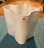 Iittala Alvar Aalto (Savoy) vaas – wit opaalglas, Huis en Inrichting, Wit, Aardewerk of Porselein, Ophalen of Verzenden, Zo goed als nieuw