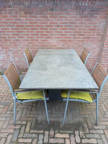 Natuurstenen tafel beschikbaar voor biedingen