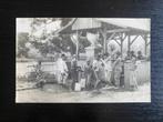 fotokaart Nederlands Indië aan de waterput Bali ?, Verzamelen, Ansichtkaarten | Buitenland, Ongelopen, Buiten Europa, 1920 tot 1940