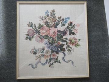 Ingelijst borduurwerk bloemenpracht  van 63 x 68 cm  beschikbaar voor biedingen