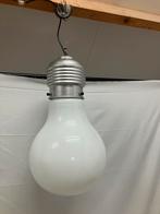 Vintage hanglamp in de vorm van een oversized gloeilamp., Huis en Inrichting, Lampen | Hanglampen, Ophalen of Verzenden, Gebruikt