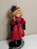 Porseleinen Pop - 45cm - Rood/Zwart Jurkje, Ophalen of Verzenden