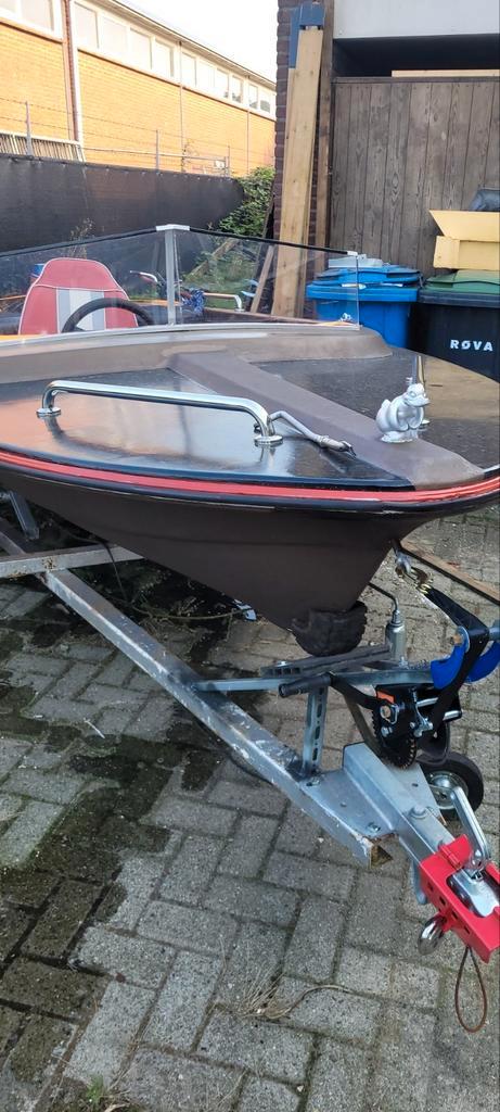 Mooie boot met trailer, Watersport en Boten, Speedboten, Zo goed als nieuw, 3 tot 6 meter, Benzine, Minder dan 70 pk, Polyester