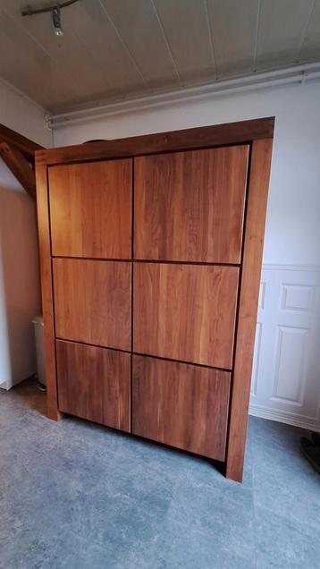 Noten houten Kast 190x140x60 beschikbaar voor biedingen