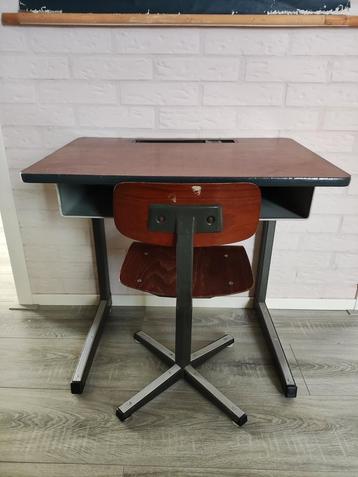 Vintage, retro school tafeltje met stoeltje beschikbaar voor biedingen