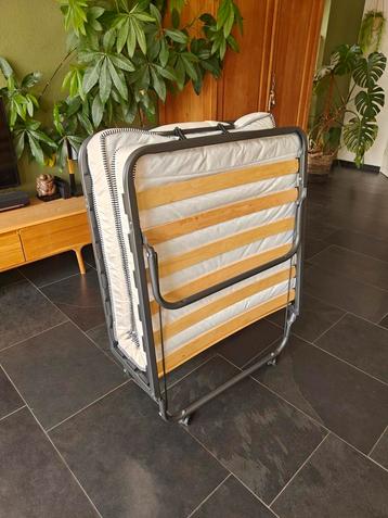 Opklapbaar bed met matras  beschikbaar voor biedingen