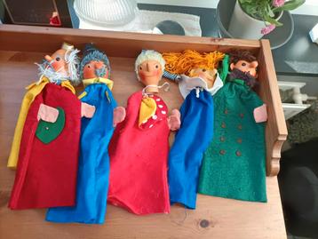 Antieke poppenkast poppen beschikbaar voor biedingen