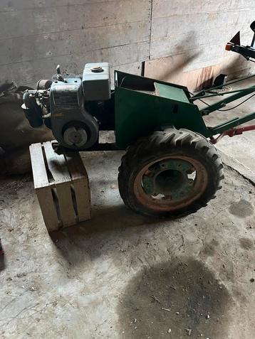 Oude Holder tractor met onderdelen beschikbaar voor biedingen