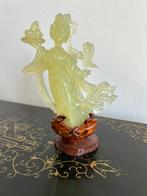 Chinees jade beeld van een vrouw met fruitschaal, Verzenden