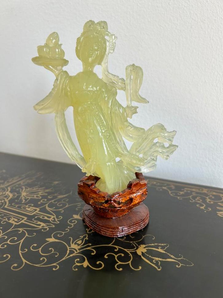 Chinees jade beeld van een vrouw met fruitschaal, Antiek en Kunst, Kunst | Niet-Westerse kunst, Verzenden