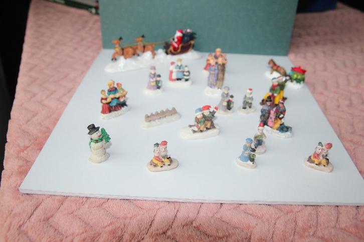 18 stuks antieke kerstdorpfiguurtjes, Antiek en Kunst, Curiosa en Brocante, Ophalen of Verzenden