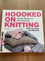 Geesje Mosies - Hoooked on knitting, Breien en Haken, Geesje Mosies; Kim Poelwijk, Ophalen of Verzenden, Zo goed als nieuw
