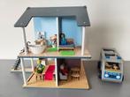 Poppenhuis met auto en accessoires, Ophalen, Gebruikt, Poppenhuis