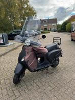 Capri scooter 2023, lage km stand, Fietsen en Brommers, Snorfietsen en Snorscooters, Ophalen, Zo goed als nieuw, Benzine, Overige merken