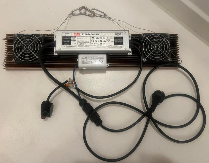 Kweeklamp 240w Adjustable LED Grow Light, Tuin en Terras, Kweekspullen, Zo goed als nieuw, Kweeklamp, Ophalen of Verzenden