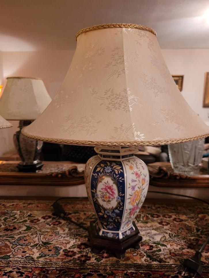 Dit zijn 2 lampen met porseleinen lampvoet in de Imari-stijl, Huis en Inrichting, Lampen | Tafellampen, Minder dan 50 cm, Ophalen
