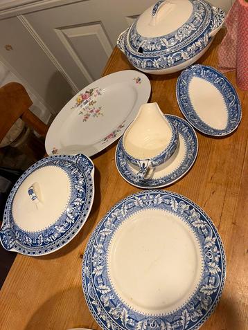 Blauw witte dekschalen, sausschaal en enkele borden. Athena beschikbaar voor biedingen