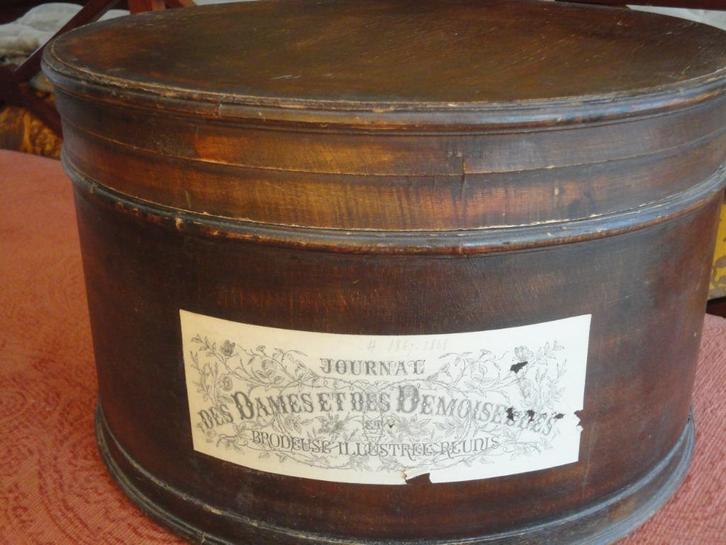 antieke BRUINE HOUTEN HOEDENDOOS met TEKST / hatbox, Antiek en Kunst, Antiek | Woonaccessoires, Ophalen of Verzenden