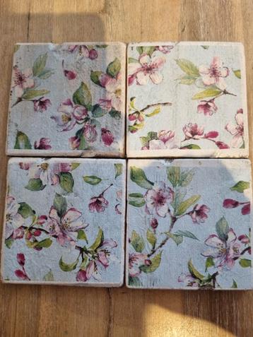 4 Houten Onderzetters Bloemmotief 9x9cm beschikbaar voor biedingen