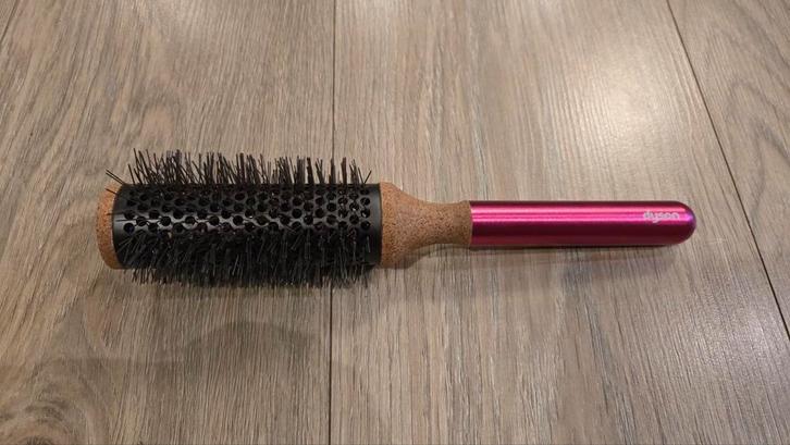 Dyson ronde borstel 35mm met luchtgaten, Sieraden, Tassen en Uiterlijk, Uiterlijk | Haarverzorging, Kam of Borstel, Verzenden