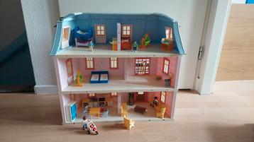 Groot roze playmobil huis met Meubels & Poppetjes beschikbaar voor biedingen