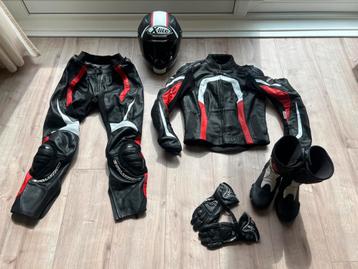 Volledig leren motorpak beschikbaar voor biedingen