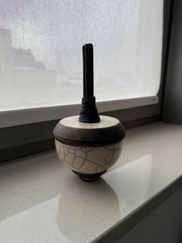 Raku gebrande vaas beschikbaar voor biedingen