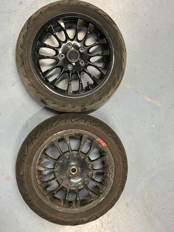 Zwarte wielen Vespa Sprint met extra banden beschikbaar voor biedingen