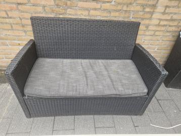 Kleine 2 pers lounge bank beschikbaar voor biedingen
