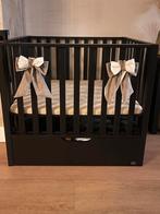 Zwarte TWF-box + lade incl. matras/hoes/decoratie strikjes., Ophalen, Zo goed als nieuw, Rechthoekig, In hoogte verstelbaar