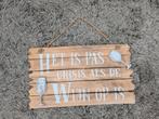 Tekstbord hout: Het is pas crisis als de wijn op is!, Ophalen of Verzenden, Nieuw
