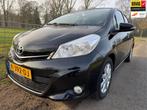 Toyota Yaris 1.3 VVT-i Now Top 5 editie top onderhouden met, Euro 5, Stof, Gebruikt, Zwart