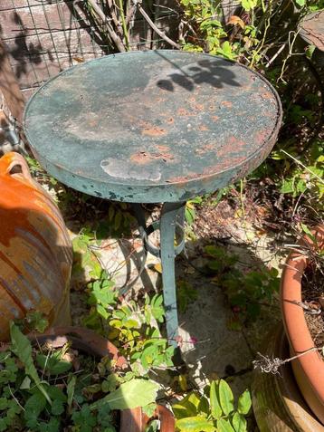 2x een mooi hoge roestig verweerde ijzeren tuintafel beschikbaar voor biedingen