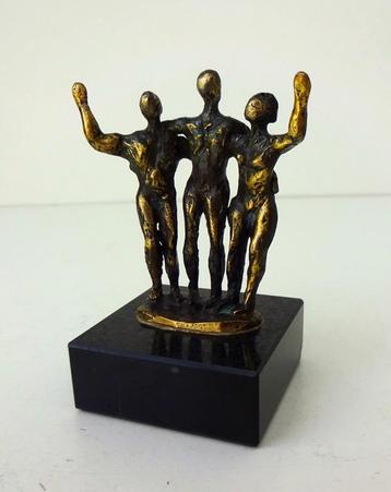 Bronzen beeldje drie figuren met armen om elkaar heen 3813-b beschikbaar voor biedingen