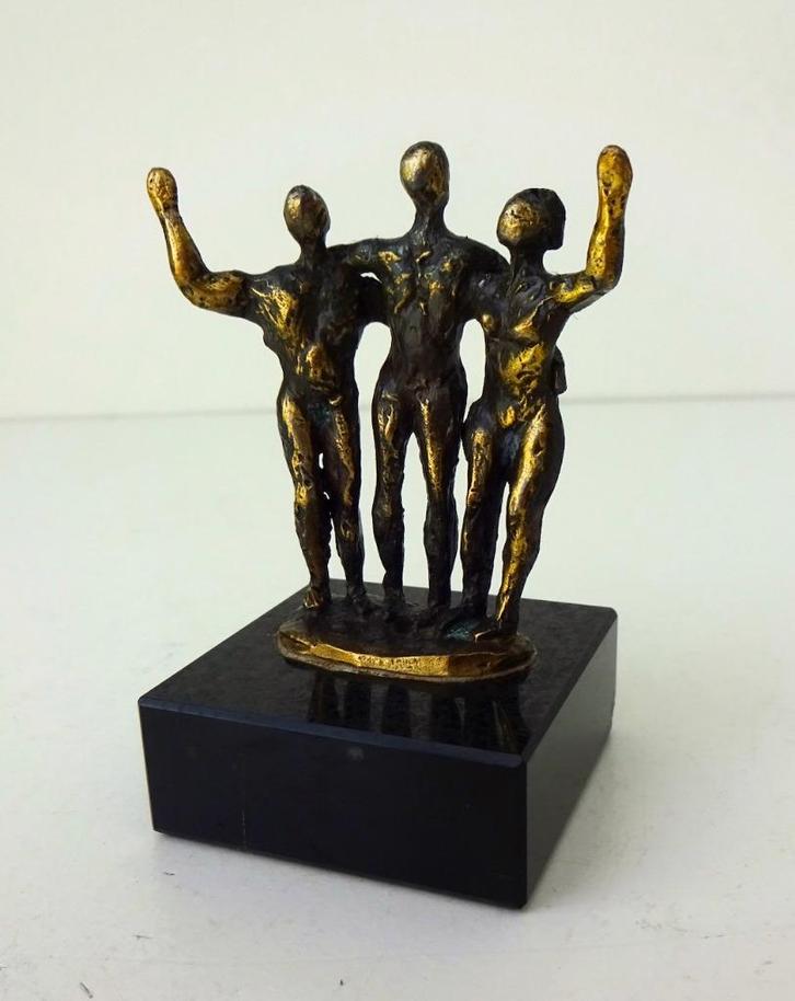 Bronzen beeldje drie figuren met armen om elkaar heen 3813-b, Antiek en Kunst, Antiek | Koper en Brons, Brons, Ophalen of Verzenden