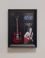 Angus Young ACDC miniatuur gitaar op lijst wanddeco deco
