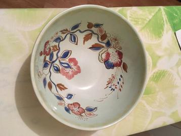 Grote, waarschijnlijk majolica kom beschikbaar voor biedingen