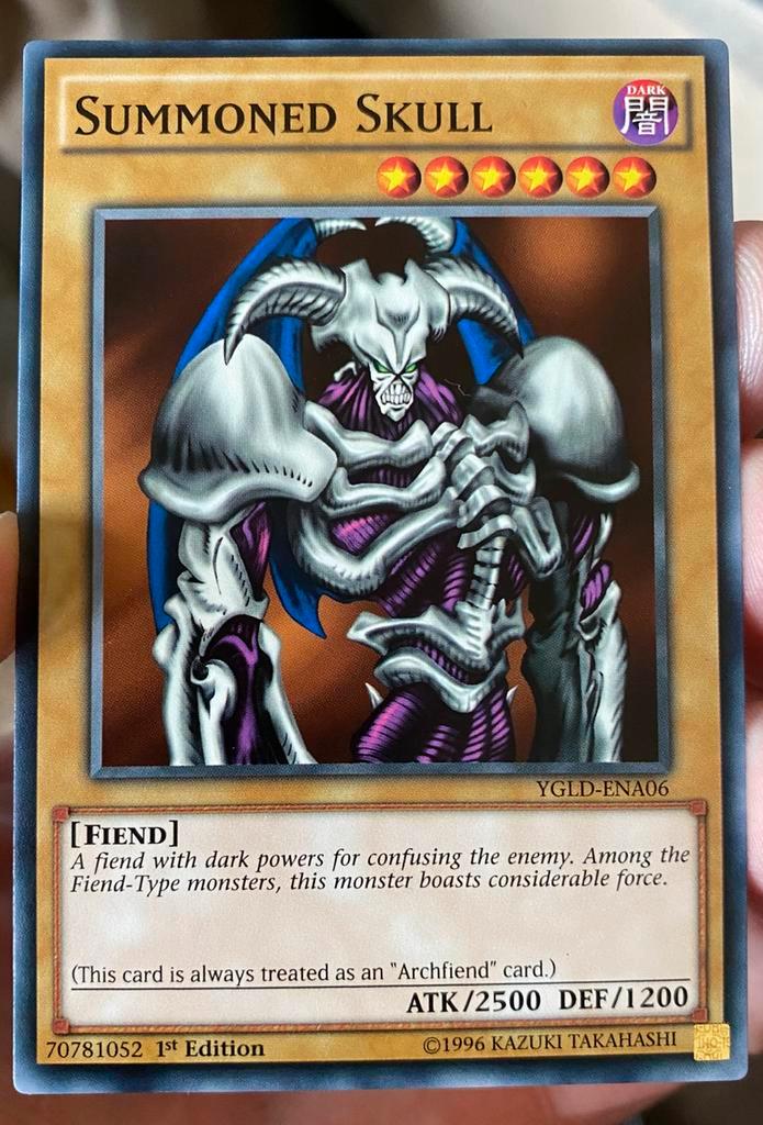 Yu-Gi-Oh! Summoned Skull YGLD 1st Edition !, Hobby en Vrije tijd, Verzamelkaartspellen | Yu-gi-Oh!, Zo goed als nieuw, Losse kaart