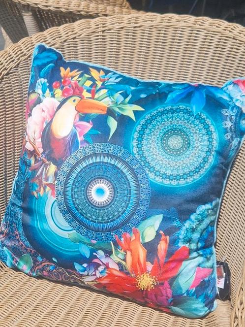 Nieuwe woondeken + bijpassend kussen:merk Hip - soepele stof, Huis en Inrichting, Woonaccessoires | Kussens, Nieuw, Ophalen