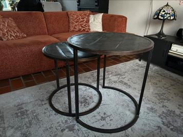 Twee ronde salontafels
