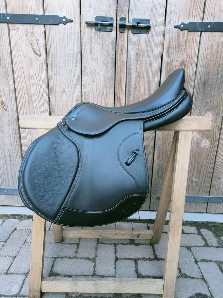 IKONIC light spring zadel 17,5 inch, Dieren en Toebehoren, Paarden en Pony's | Zadels, Zo goed als nieuw, Springen, Ophalen of Verzenden
