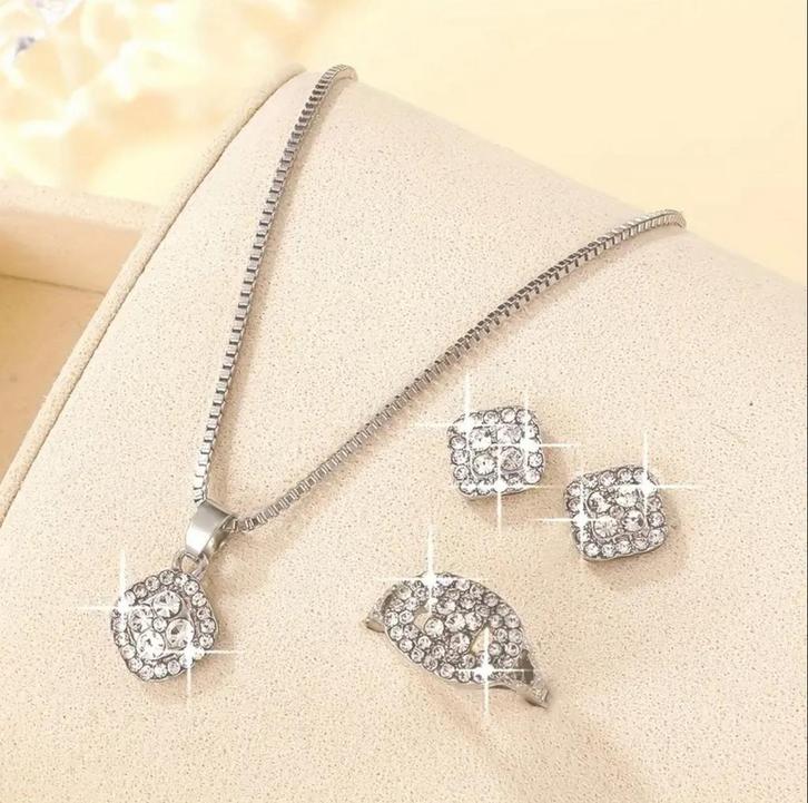 Zilverkleurige Sieradenset met Imitatie Diamanten, Sieraden, Tassen en Uiterlijk, Kettingen, Nieuw, Zilver, Met strass, Ophalen of Verzenden