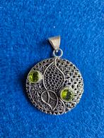 Zilverkleurige hanger met groene steentjes/ peridot, Overige materialen, Overige voorstellingen, Ophalen of Verzenden, Zo goed als nieuw