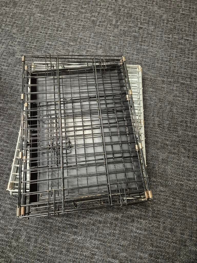 2x stalen Bench voor hond of kat met deurtje en dichte bodem, Dieren en Toebehoren, Hondenbenches, Ophalen of Verzenden, Gebruikt