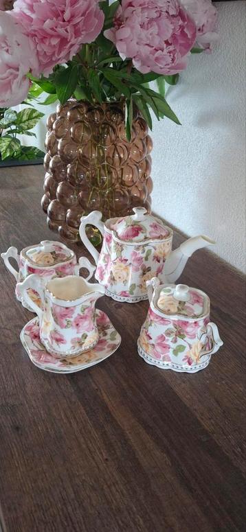 Theeserviesje of voor koffie beschikbaar voor biedingen