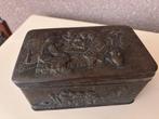 Antieke metalen doos met reliëf, Ophalen