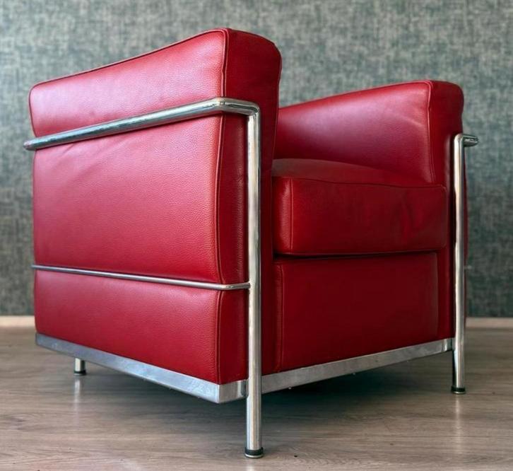 Vintage LC2 Le Corbusier armchair in Red Leather, Italy, 80s, Huis en Inrichting, Fauteuils, Zo goed als nieuw, Leer, Metaal, Ophalen
