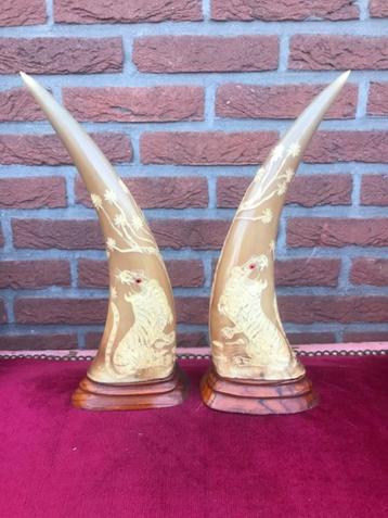 set waterbuffelhoorns, feniks en tijger, ca 1950 beschikbaar voor biedingen